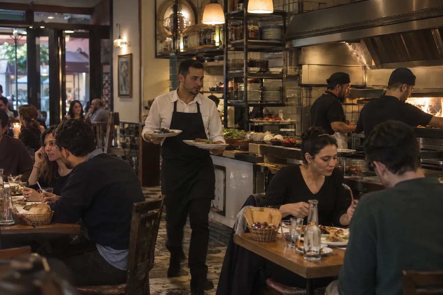Yoğun akşam servisinde müşterilere hizmet veren mahalle restoranı ekibi