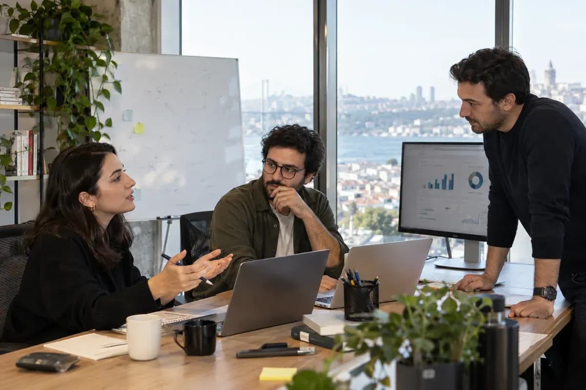 İstanbul’daki yazılım ofisinde ürün ve satış verilerini birlikte değerlendiren ekip